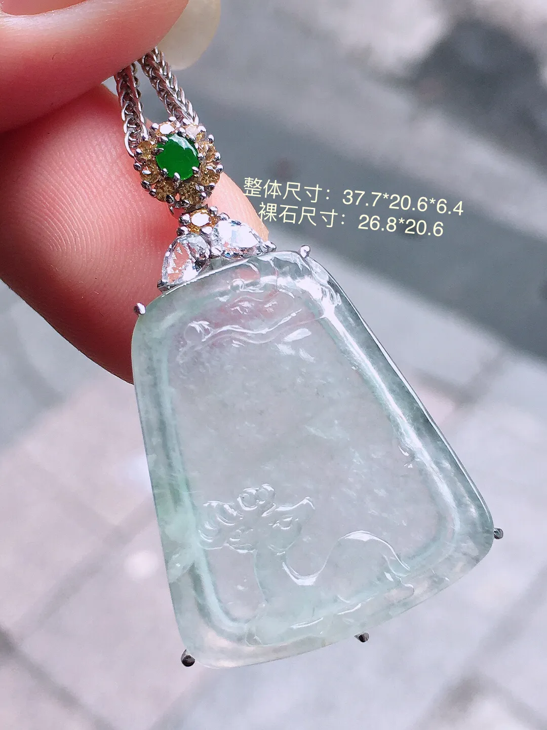 冰种鹿吊坠，玉质细腻，荧光感超
强，饱满圆润，气质满满。18k
金豪华镶嵌