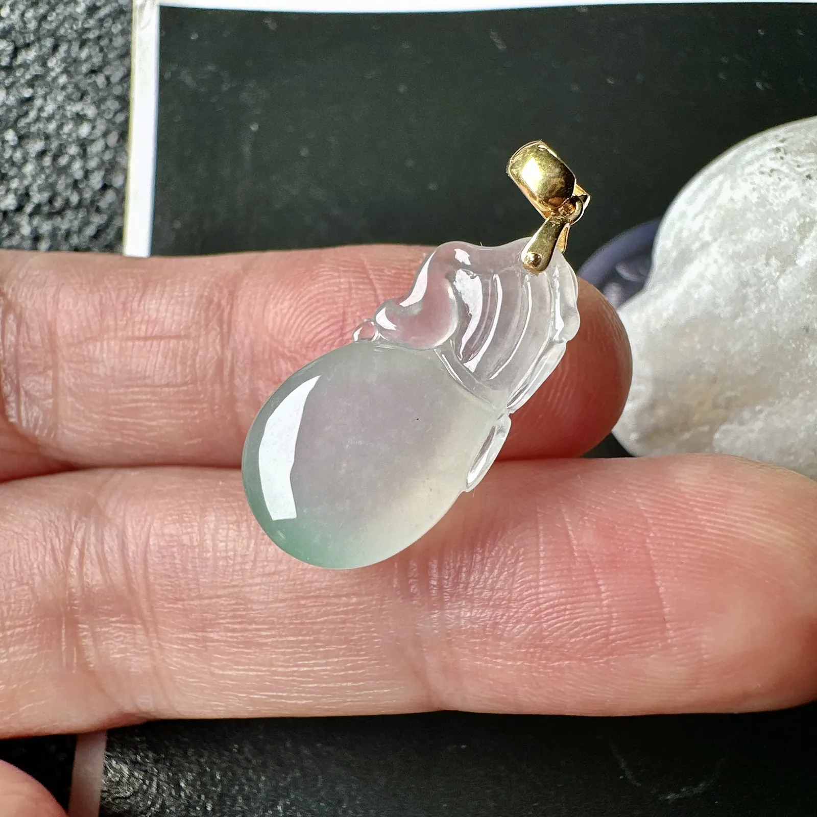 【冰种钱袋子】小精品。饱满度上佳，质地非常细腻，冰润通透，18k金扣头镶嵌，裸石尺寸22.8*11.7*7.3毫米