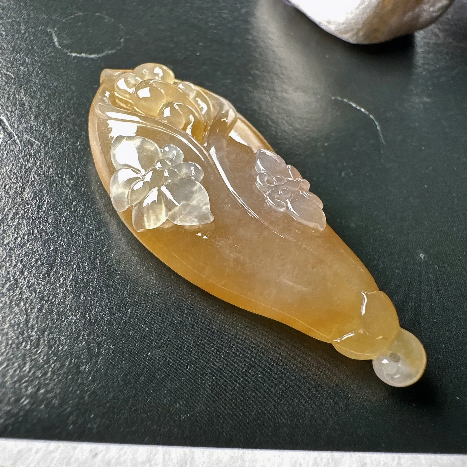 【冰种黄翡玉兰花吊坠】质地致密细腻，品相上佳，色泽冰润通透