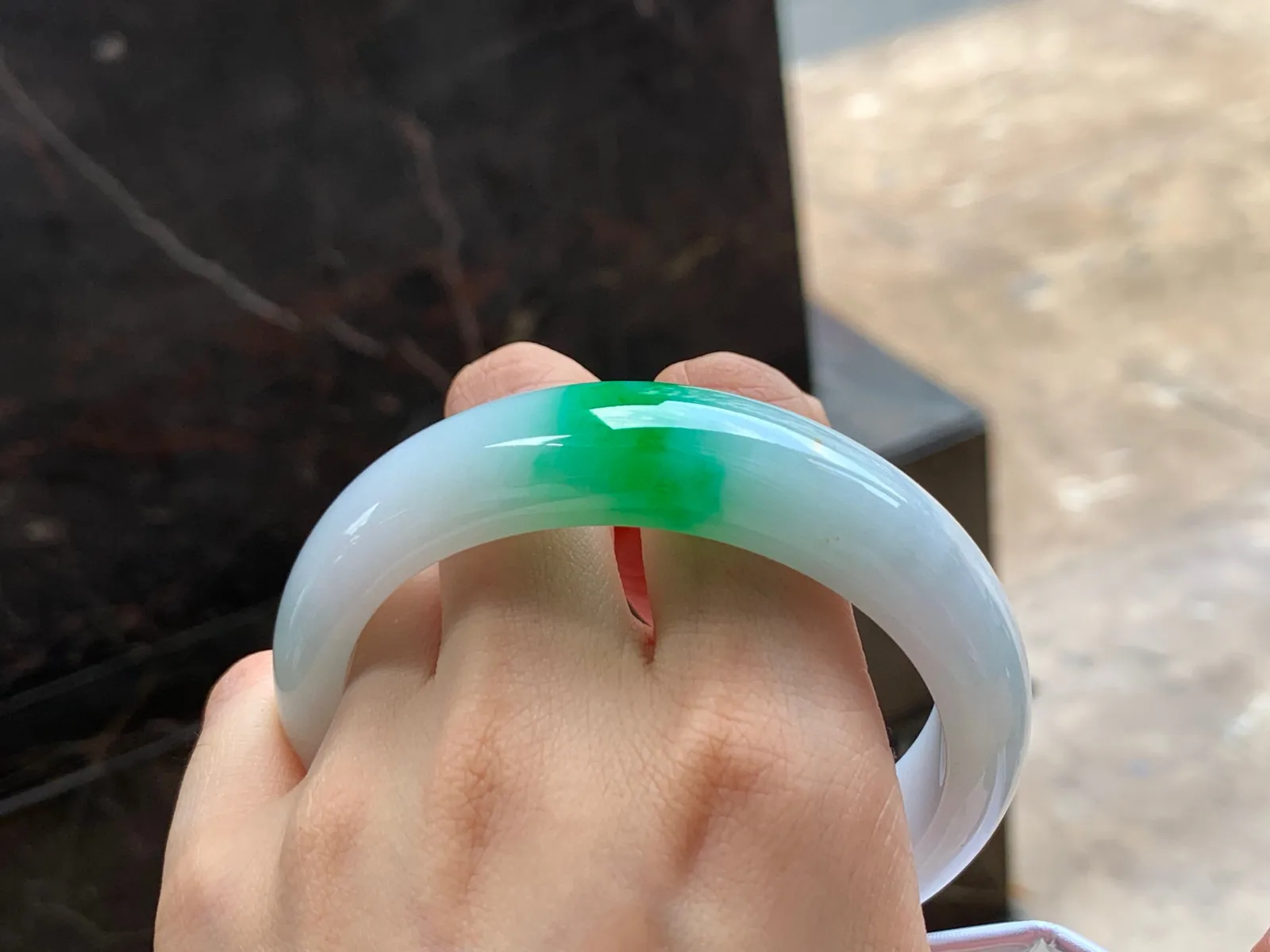阳绿大圈手镯
细腻62.8/16.4/8.8mm