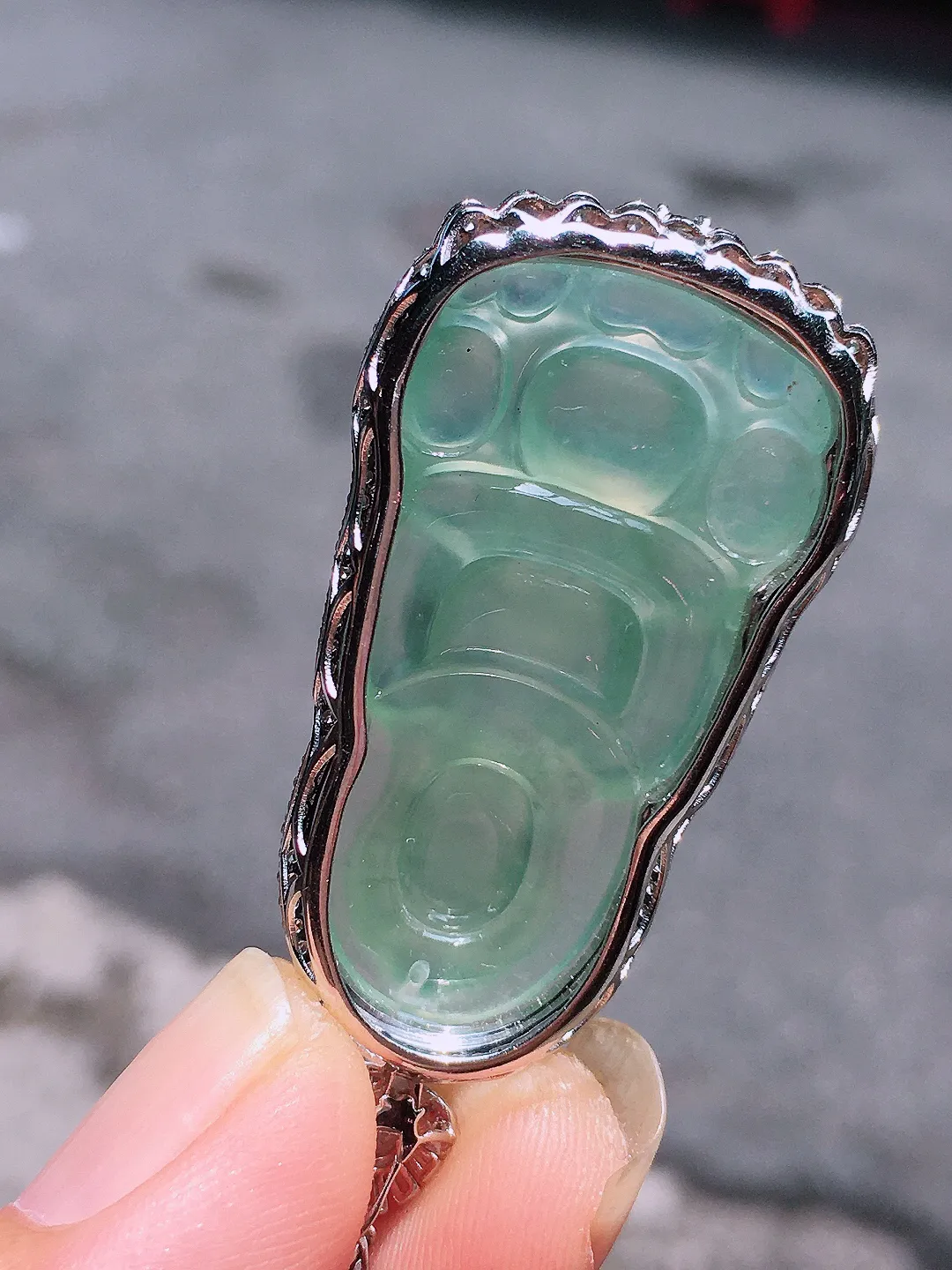 冰种观音吊坠，玉质细腻，荧光感超
强，饱满圆润，气质满满。18k
金豪华镶嵌