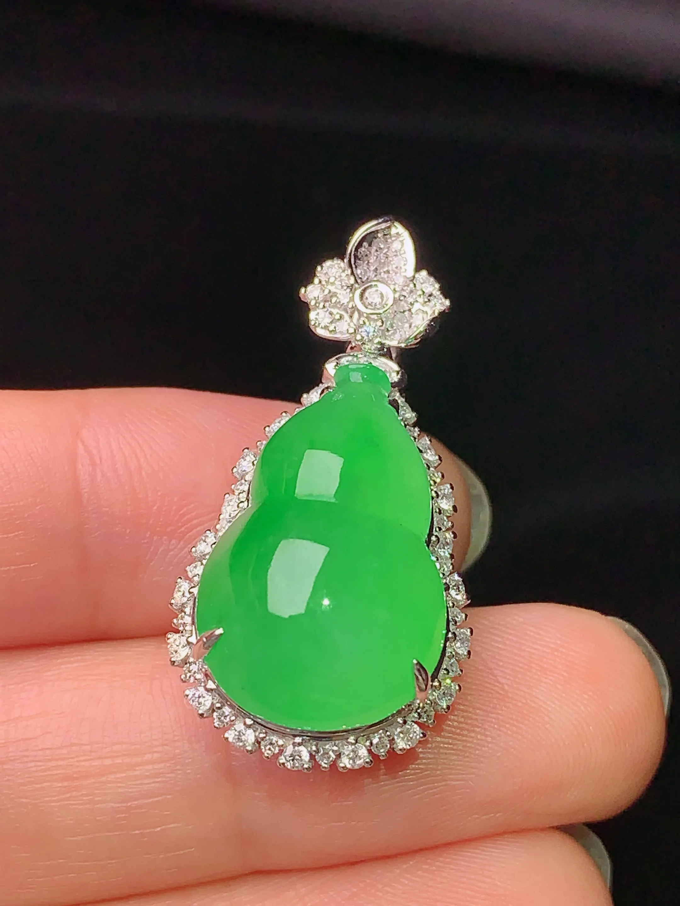 18k金钻镶嵌翠绿葫芦吊坠 玉质细腻 水润亮眼 色泽艳丽 整体尺寸31.5*16*13.8