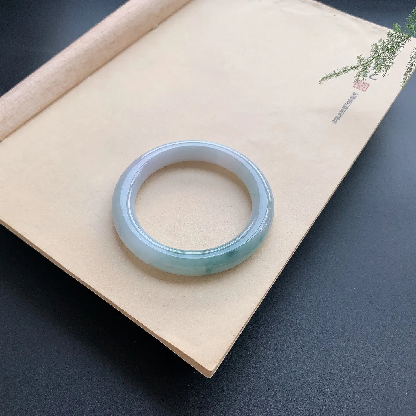 56圈口飘花圆条手镯 尺寸：56-10.5，无纹裂，细腻光滑，花色飘逸，