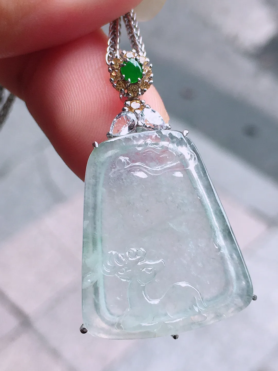 冰种鹿吊坠，玉质细腻，荧光感超
强，饱满圆润，气质满满。18k
金豪华镶嵌