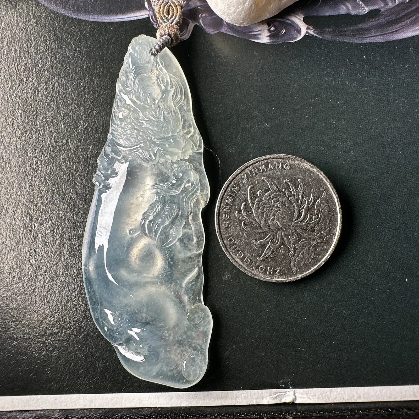 【冰种胶块随形龙牌】实物冰感非常强，冰润细腻，通透感强，起胶感强，工艺雕刻很精细