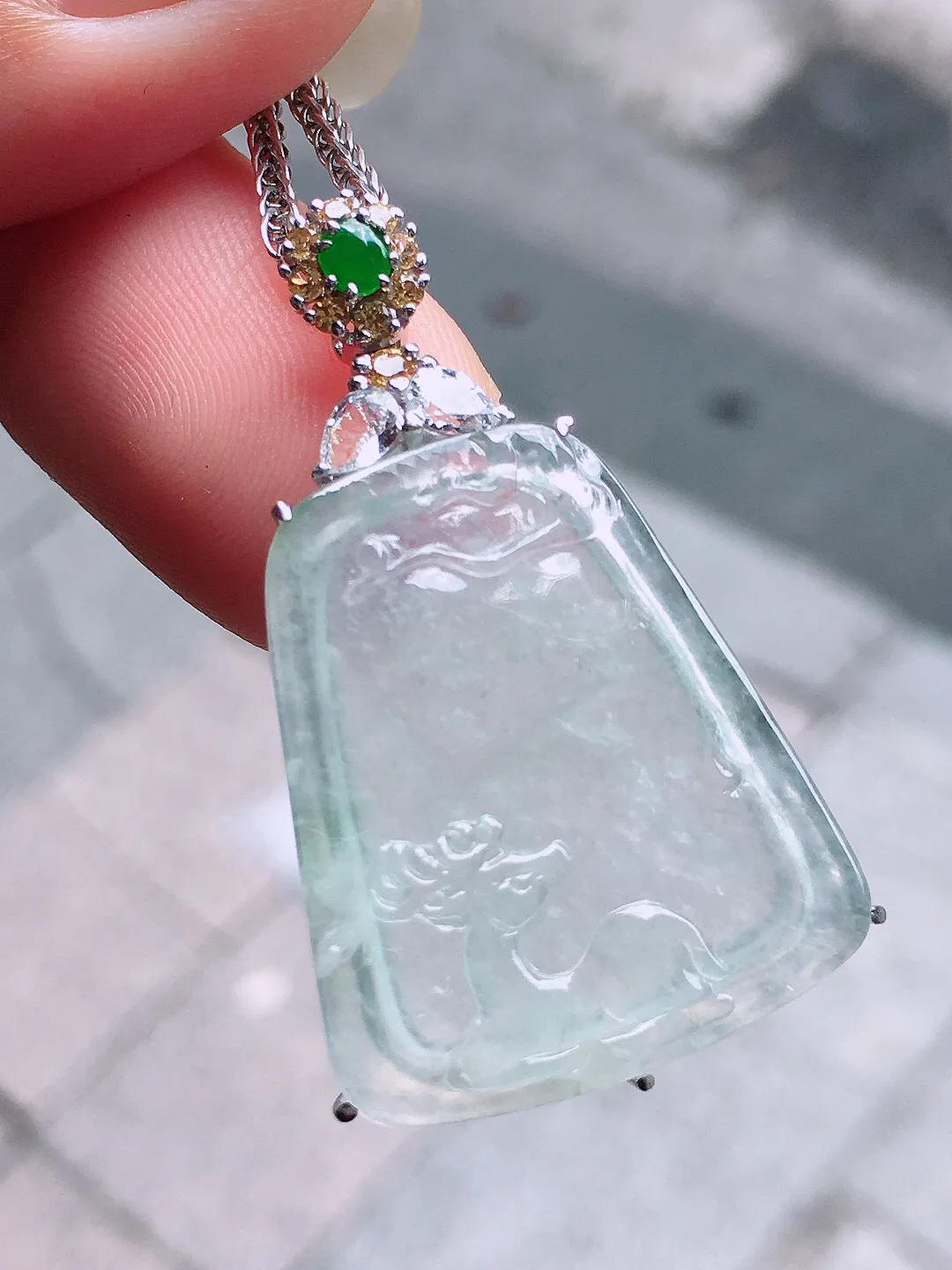 冰种鹿吊坠，玉质细腻，荧光感超
强，饱满圆润，气质满满。18k
金豪华镶嵌