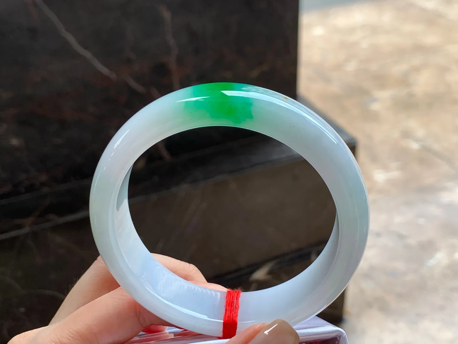 阳绿大圈手镯
细腻62.8/16.4/8.8mm