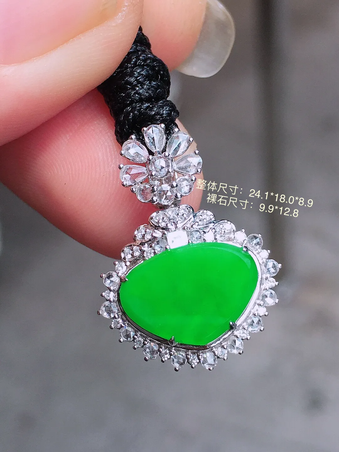 阳绿️吊坠，色泽均匀艳丽，玉质细腻，荧光感超
强，饱满圆润，气质满满。18k
金豪华镶嵌