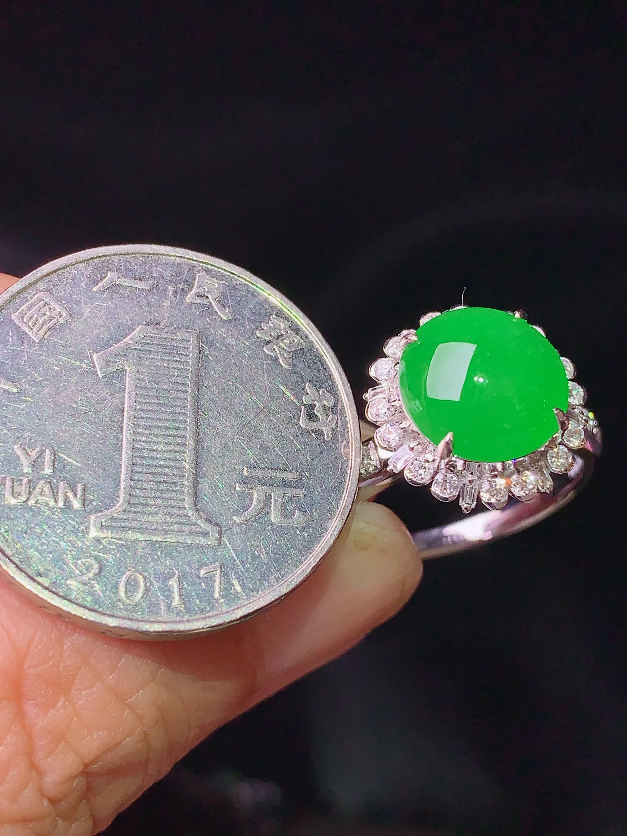 18k金钻镶嵌满绿蛋面戒指 玉质细腻 水润亮眼 色泽艳丽 圈口14 整体尺寸13.8*13*10