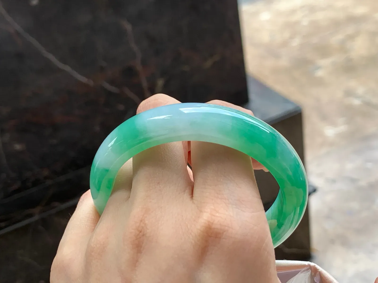 带色手镯
水润58/13.4/8.8mm