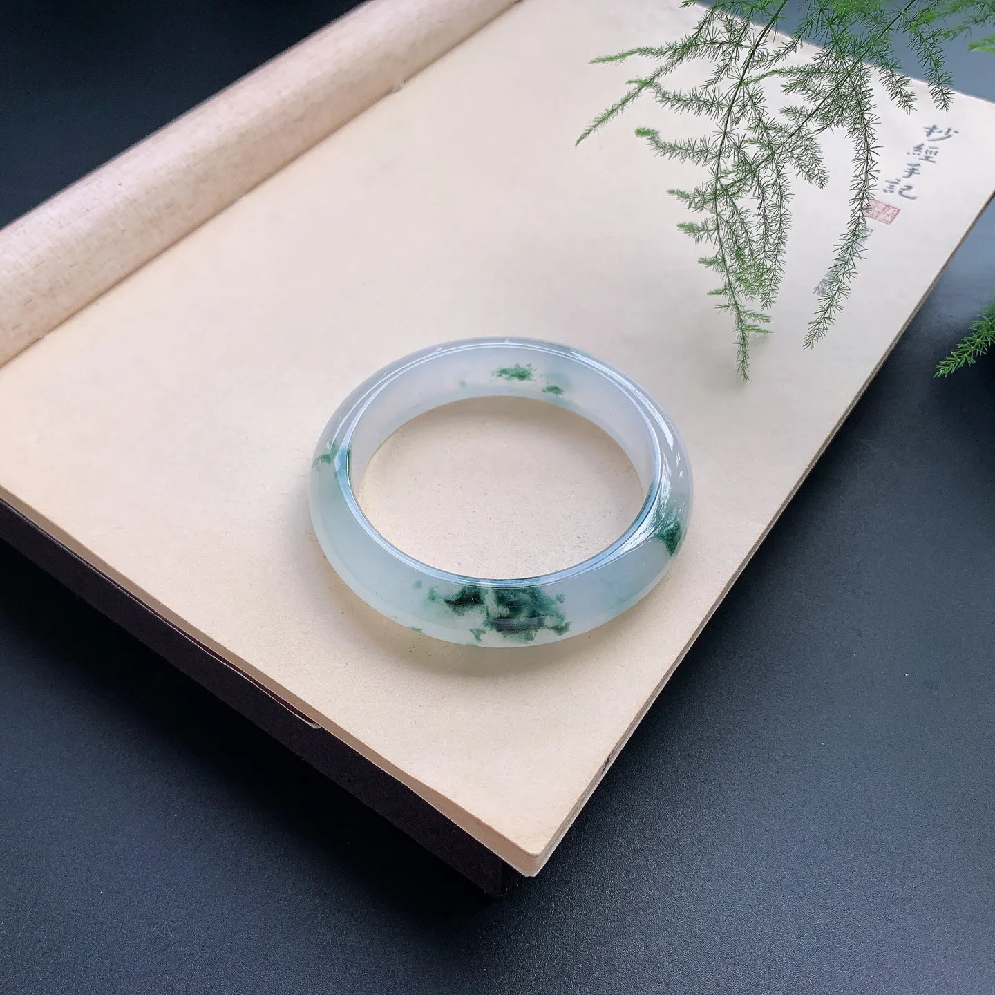 58圈口冰种飘花正圈手镯 尺寸：58-14.3-9，无纹裂，冰透水润，优雅迷人，花色飘逸灵动