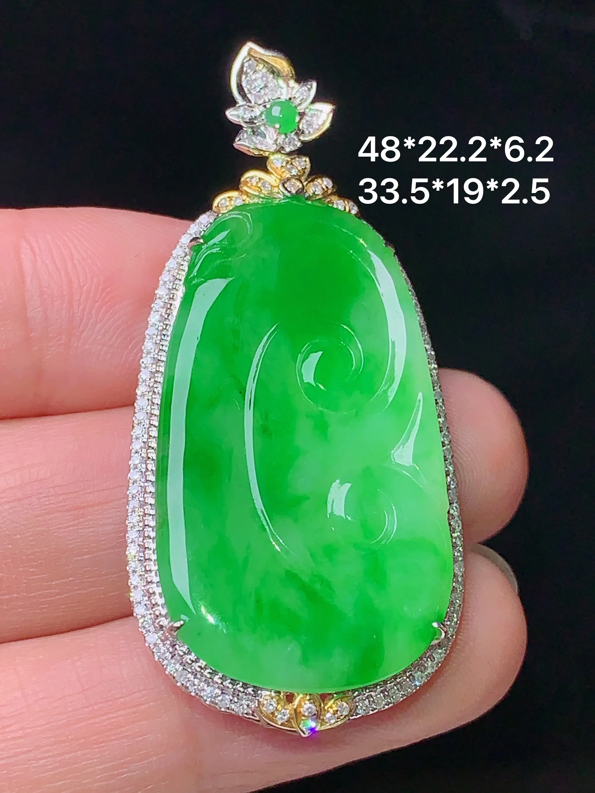 18k金钻镶嵌翠绿如意吊坠 玉质细腻 水润亮眼 色泽艳丽 整体尺寸48*22.2*6.2