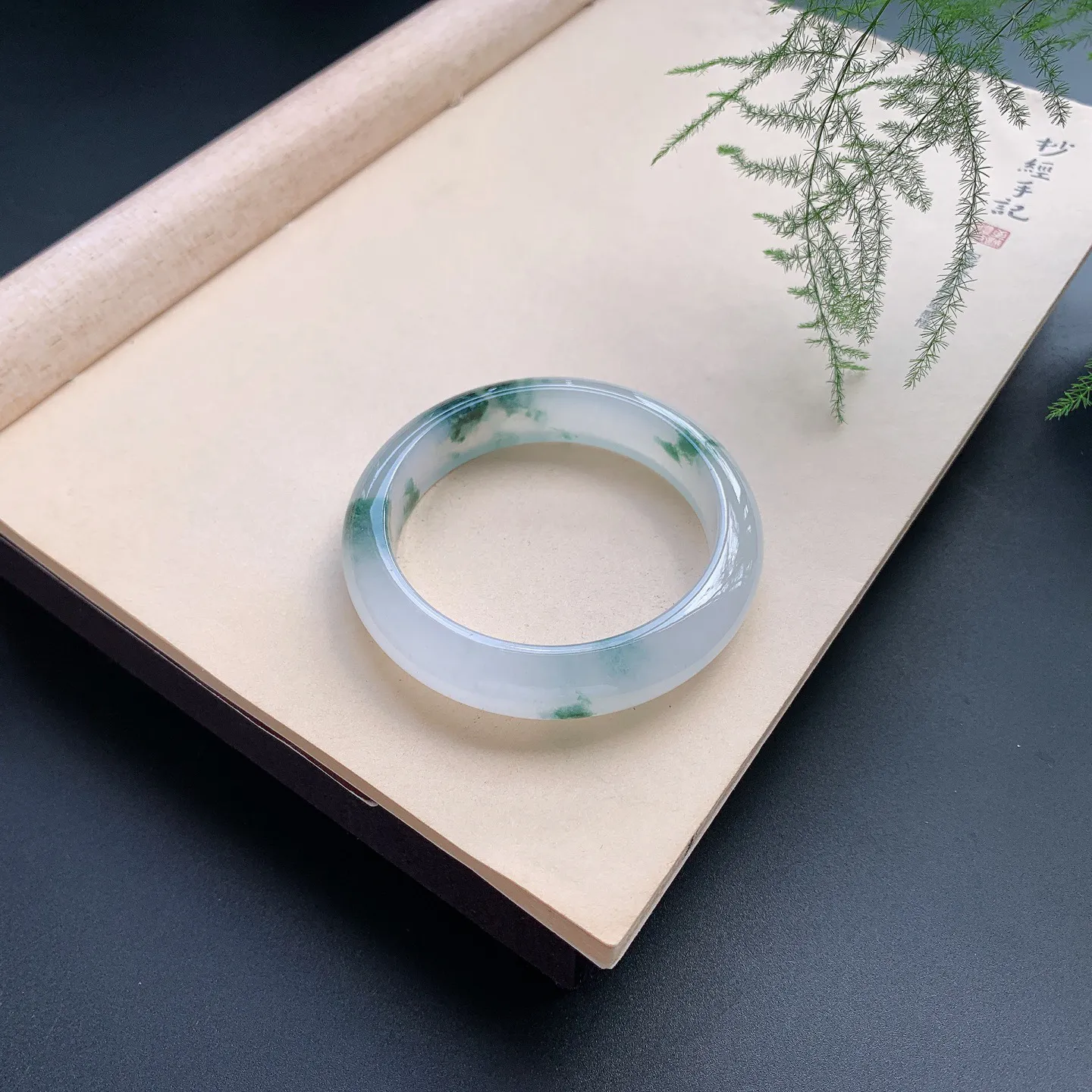 58圈口冰种飘花正圈手镯 尺寸：58-14.3-9，无纹裂，冰透水润，优雅迷人，花色飘逸灵动