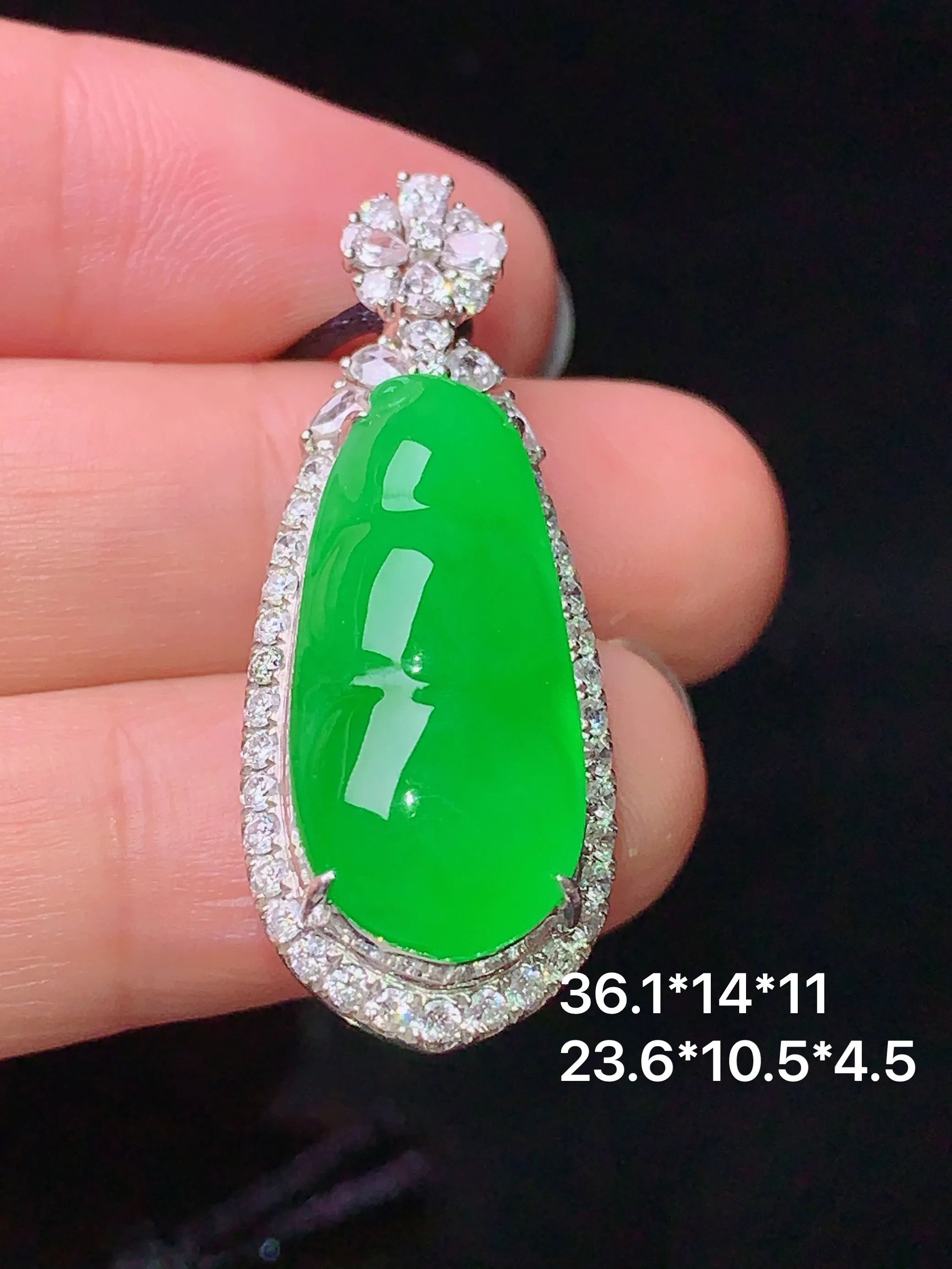 18k金钻镶嵌满绿四季豆吊坠 玉质细腻 水润亮眼 色泽艳丽 整体尺寸36.1*14*11