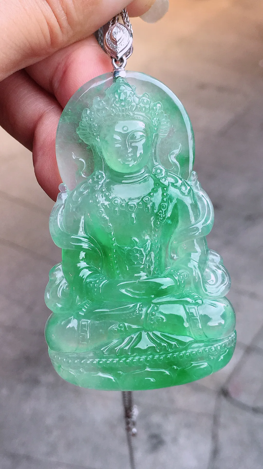阳绿渡姆吊坠，色泽艳丽，玉质细腻，荧光感超
强，饱满圆润，气质满满。18k
金豪华镶嵌