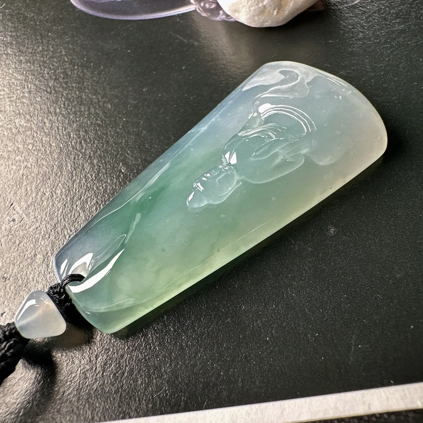 【冰种飘绿观音】质地细腻，通透度上佳，冰感十足，适合佩戴