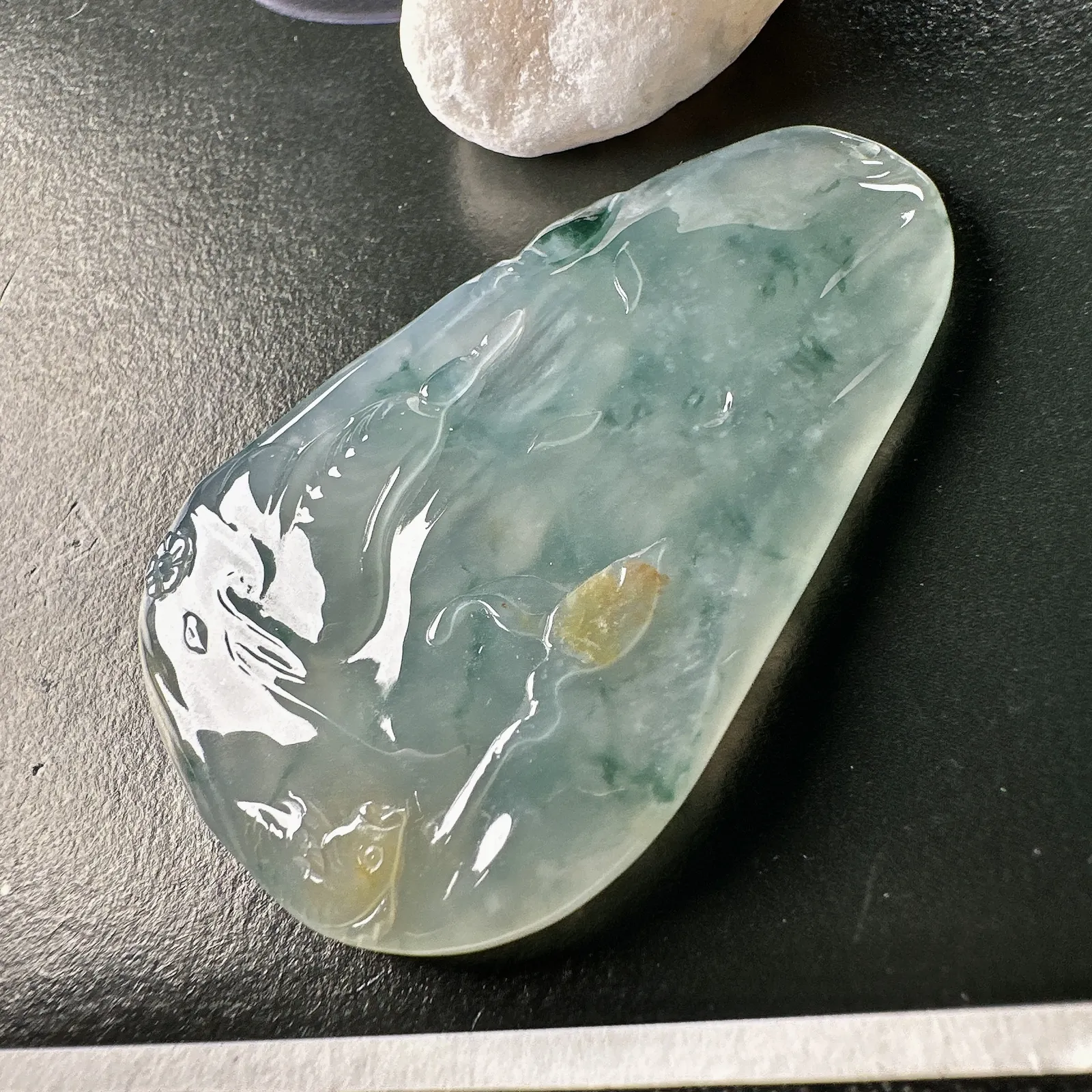 【冰种飘花随形无相悟道】质地冰润细腻，光泽闪亮。雕工精美，细节雕琢非常到位，品质上乘