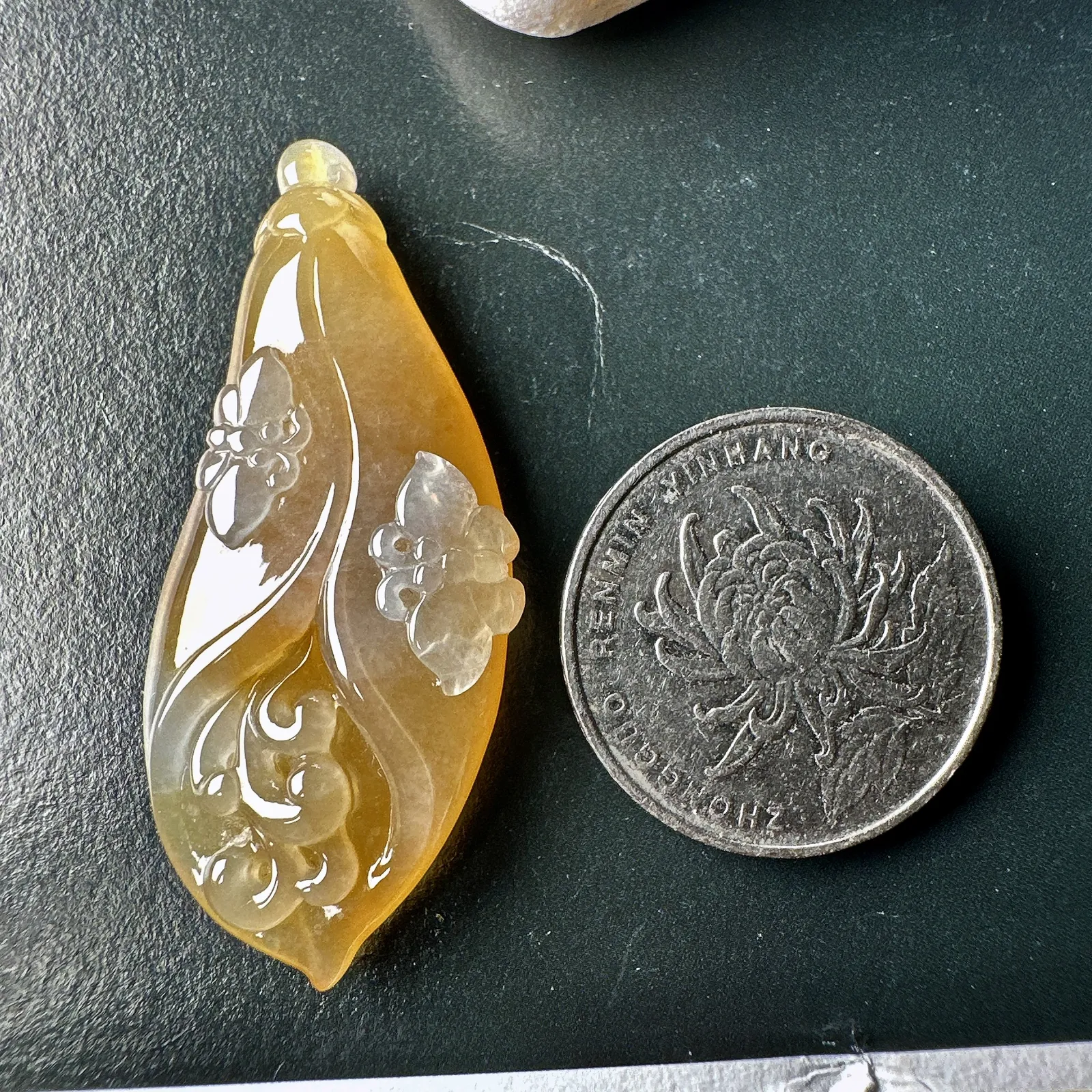 【冰种黄翡玉兰花吊坠】质地致密细腻，品相上佳，色泽冰润通透