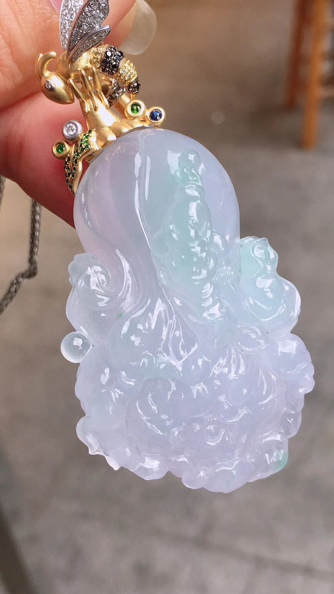 春彩白菜吊坠，色泽艳丽，玉质细腻，荧光感超
强，饱满圆润，气质满满。18k
金豪华镶嵌