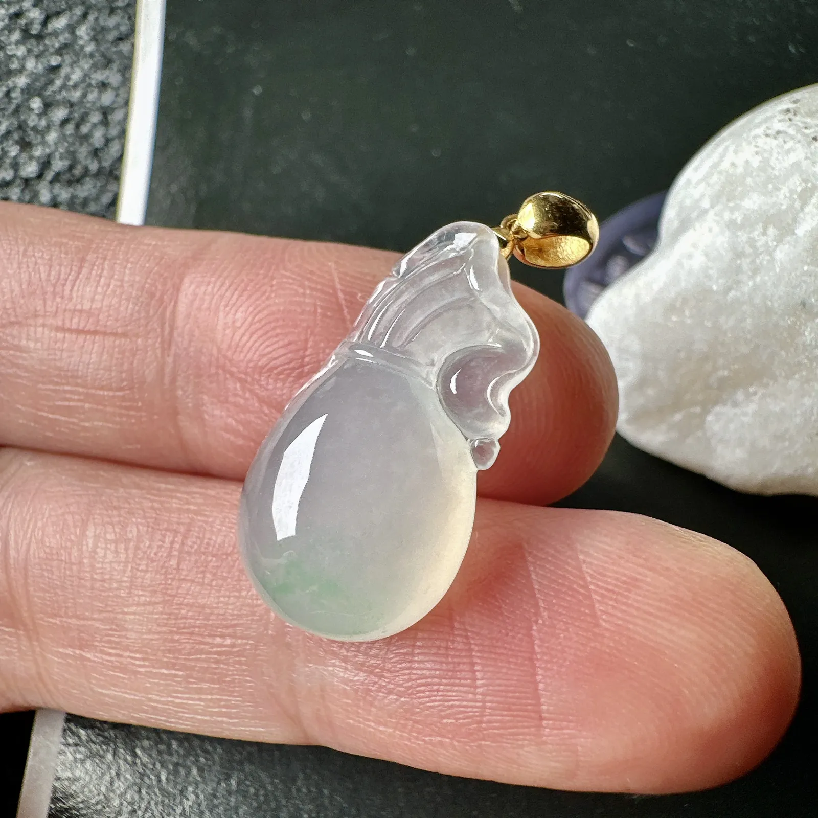 【冰种钱袋子】小精品。饱满度上佳，质地非常细腻，冰润通透，18k金扣头镶嵌，裸石尺寸22.8*11.7*7.3毫米