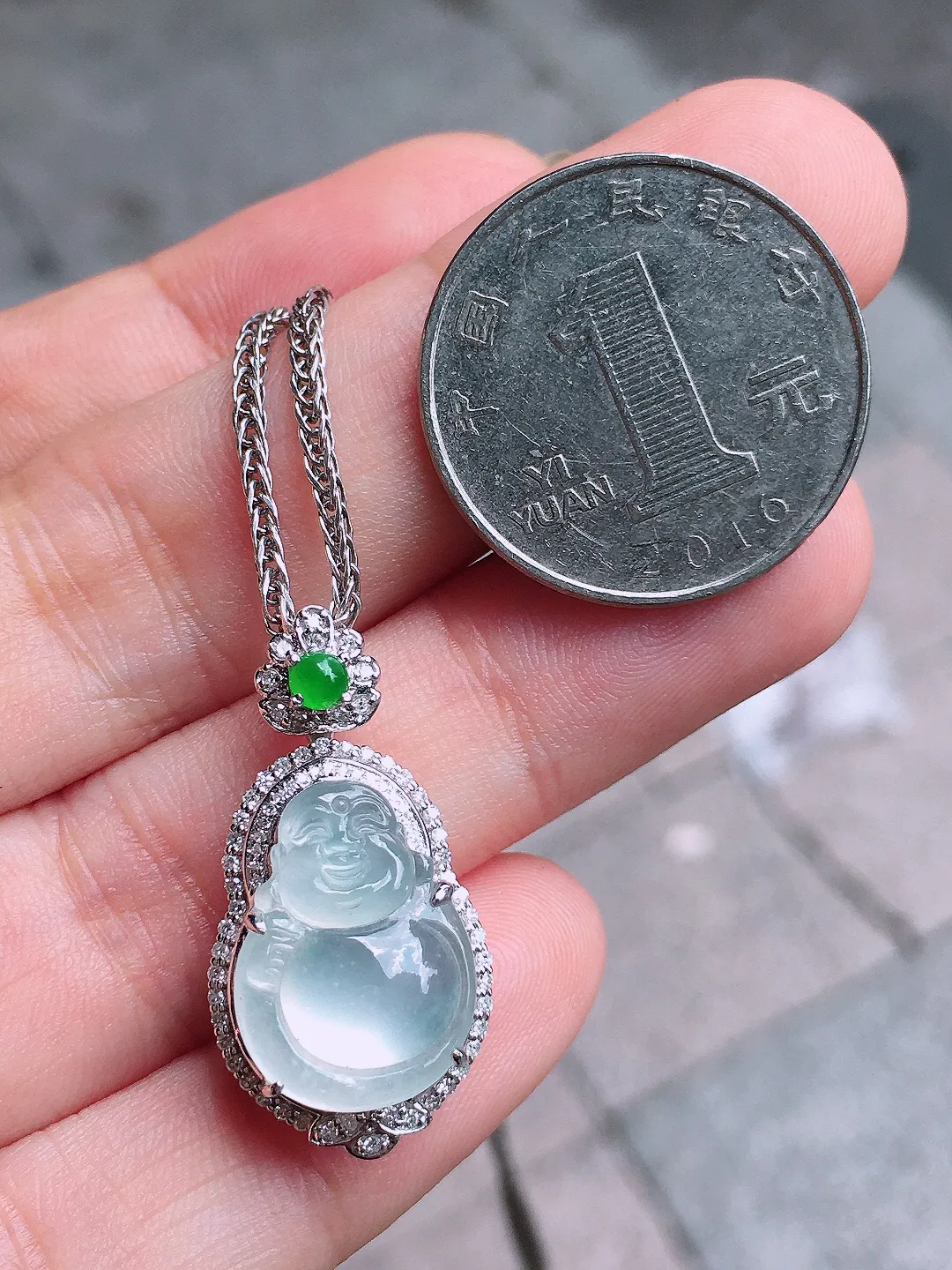 冰种佛公吊坠，玉质细腻，荧光感超
强，饱满圆润，气质满满。18k
金豪华镶嵌