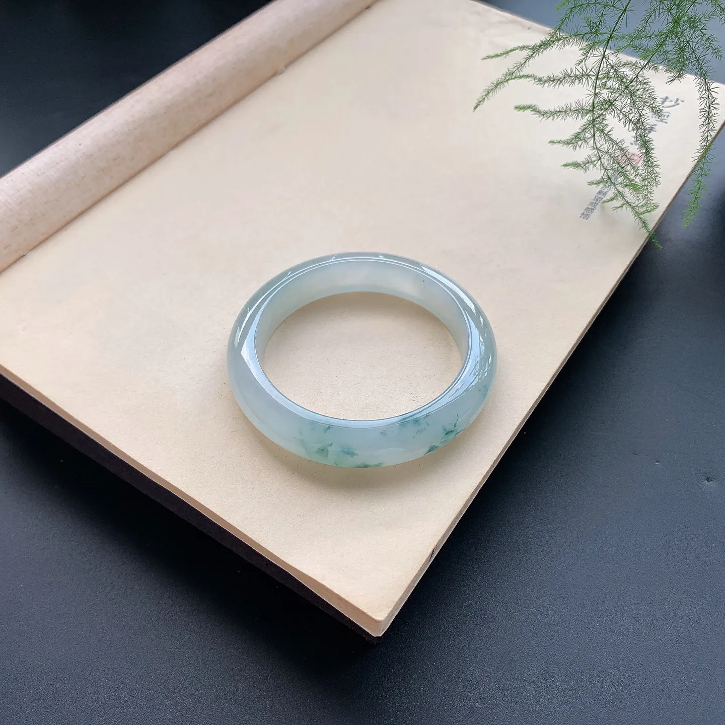 56.3圈口冰种飘花正圈手镯 尺寸：56.3-13-9，无纹裂，冰透水润，胶感十足