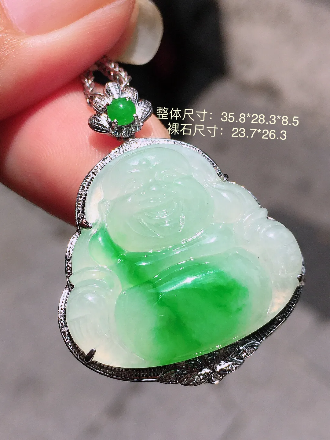 飘绿佛公吊坠，色泽艳丽，玉质细腻，荧光感超
强，饱满圆润，气质满满。18k
金豪华镶嵌
