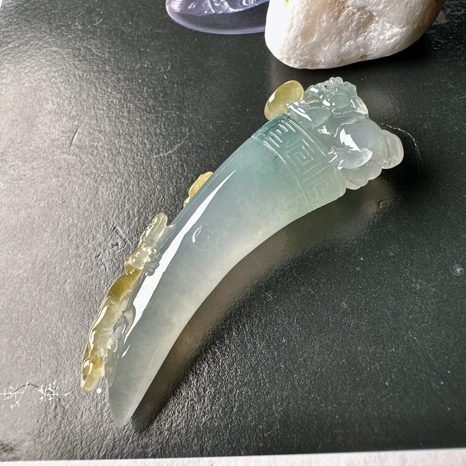 【冰种黄翡飘花龙牙】种地优秀，通透闪亮，起光的料子，厚度很好，工艺雕刻精湛。
