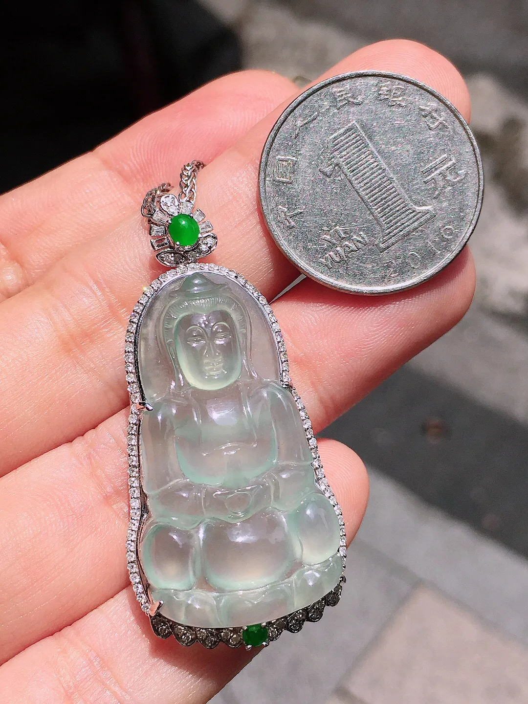 冰种观音吊坠，玉质细腻，荧光感超
强，饱满圆润，气质满满。18k
金豪华镶嵌