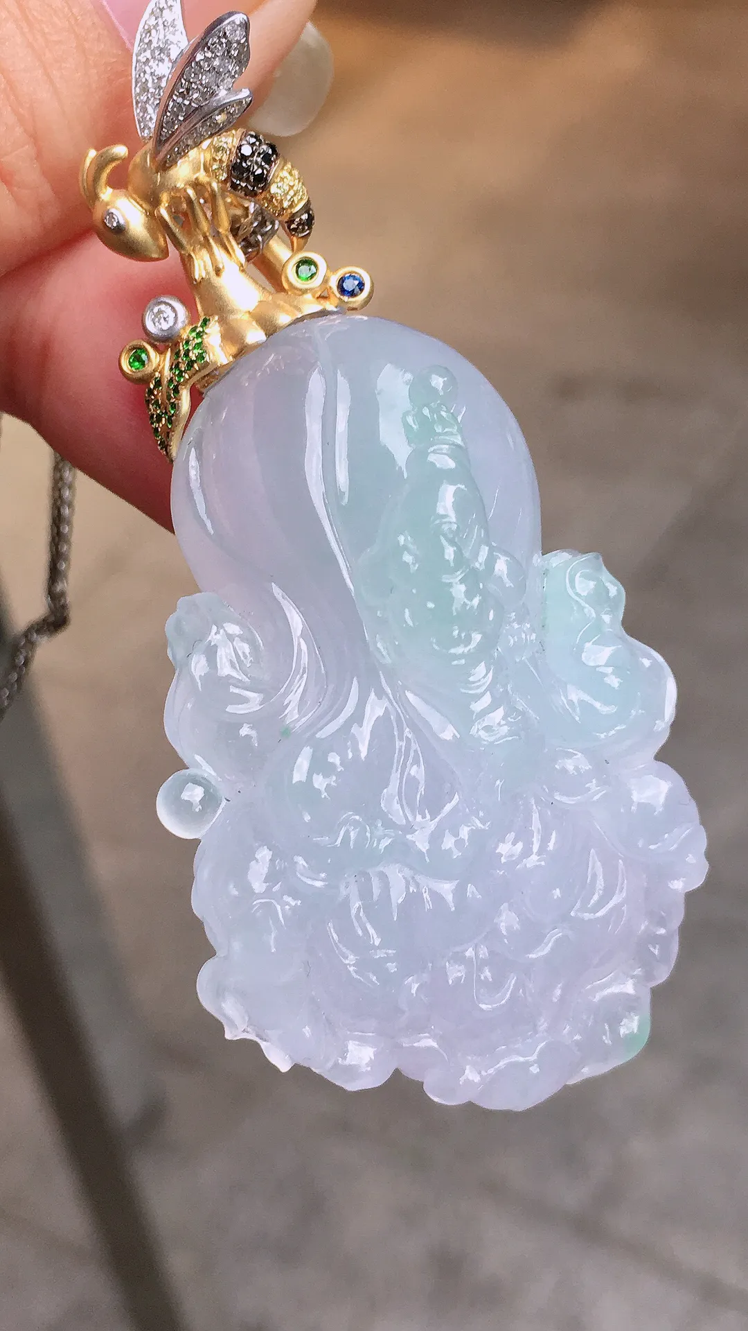 春彩白菜吊坠，色泽艳丽，玉质细腻，荧光感超
强，饱满圆润，气质满满。18k
金豪华镶嵌