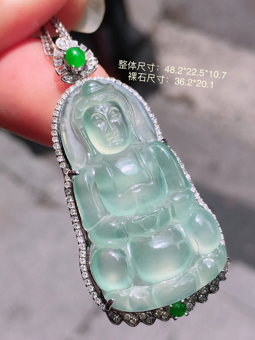 冰种观音吊坠，玉质细腻，荧光感超
强，饱满圆润，气质满满。18k
金豪华镶嵌