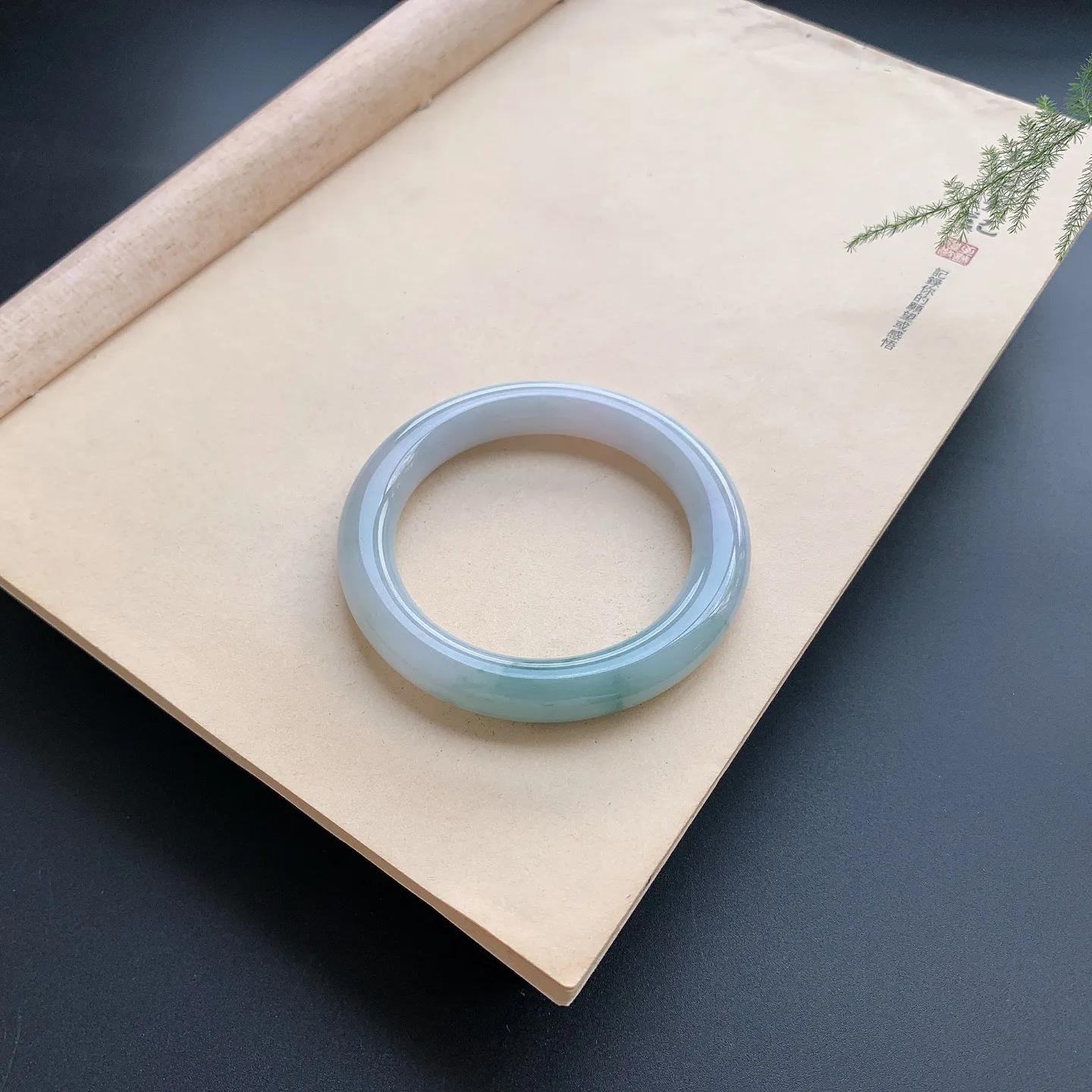 56圈口飘花圆条手镯 尺寸：56-10.5，无纹裂，细腻光滑，花色飘逸，
