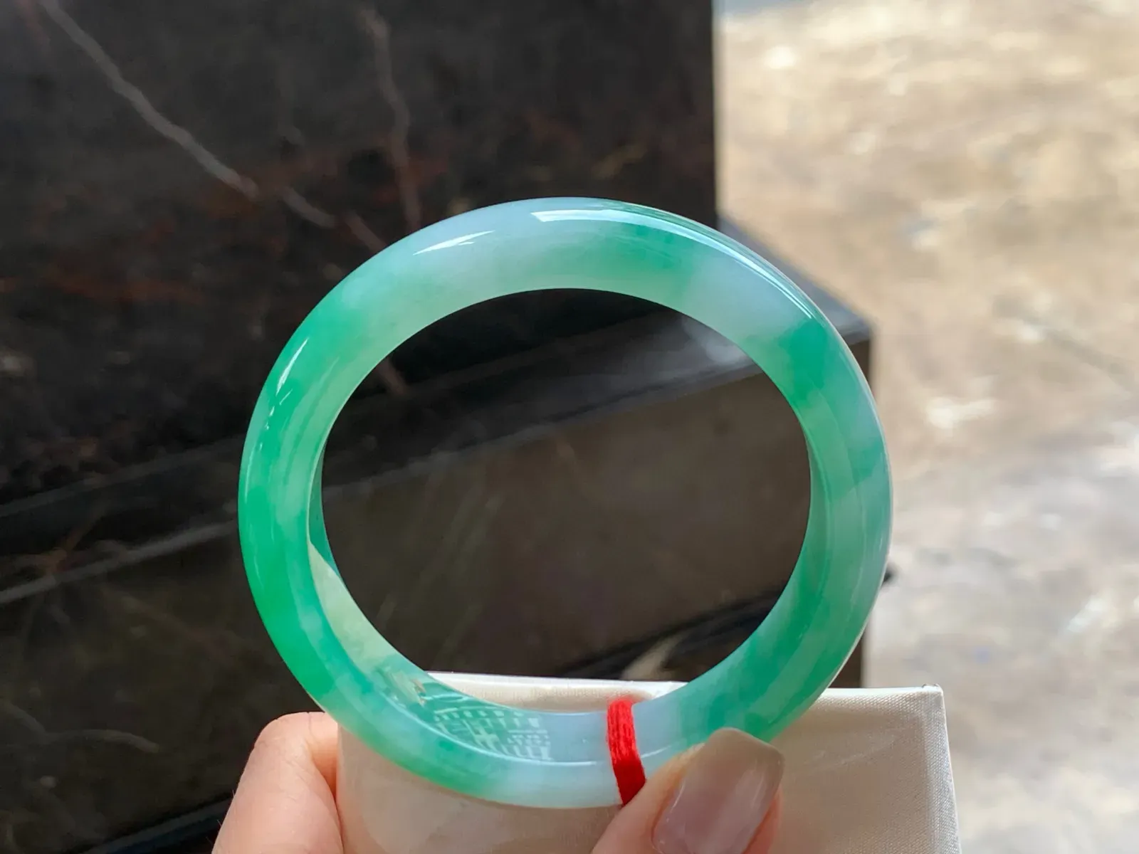 带色手镯
水润58/13.4/8.8mm