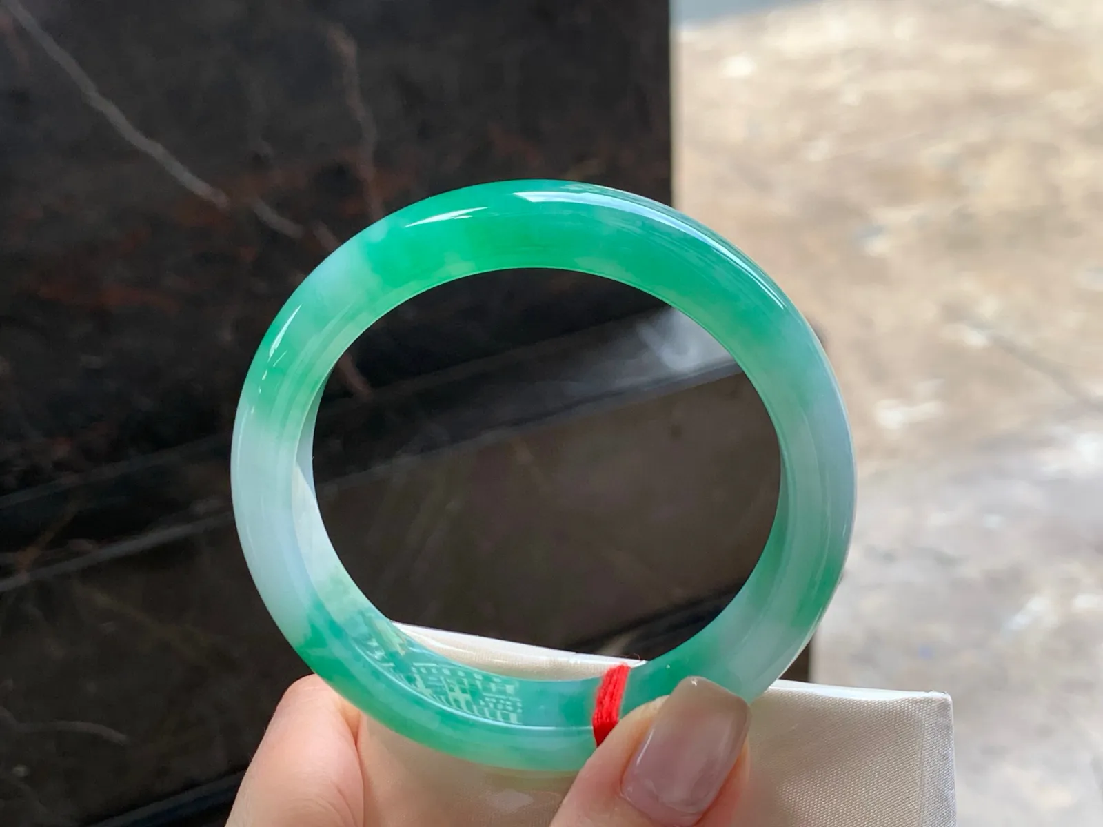 带色手镯
水润58/13.4/8.8mm