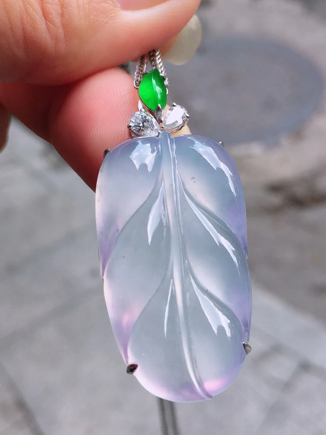 冰种玉叶吊坠，玉质细腻，荧光感超
强，饱满圆润，气质满满。18k
金豪华镶嵌