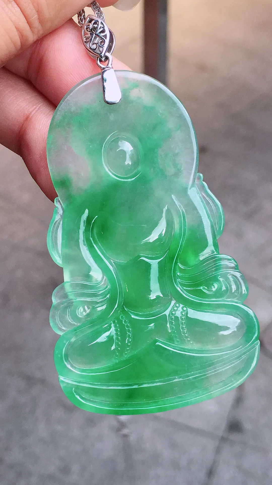 阳绿渡姆吊坠，色泽艳丽，玉质细腻，荧光感超
强，饱满圆润，气质满满。18k
金豪华镶嵌