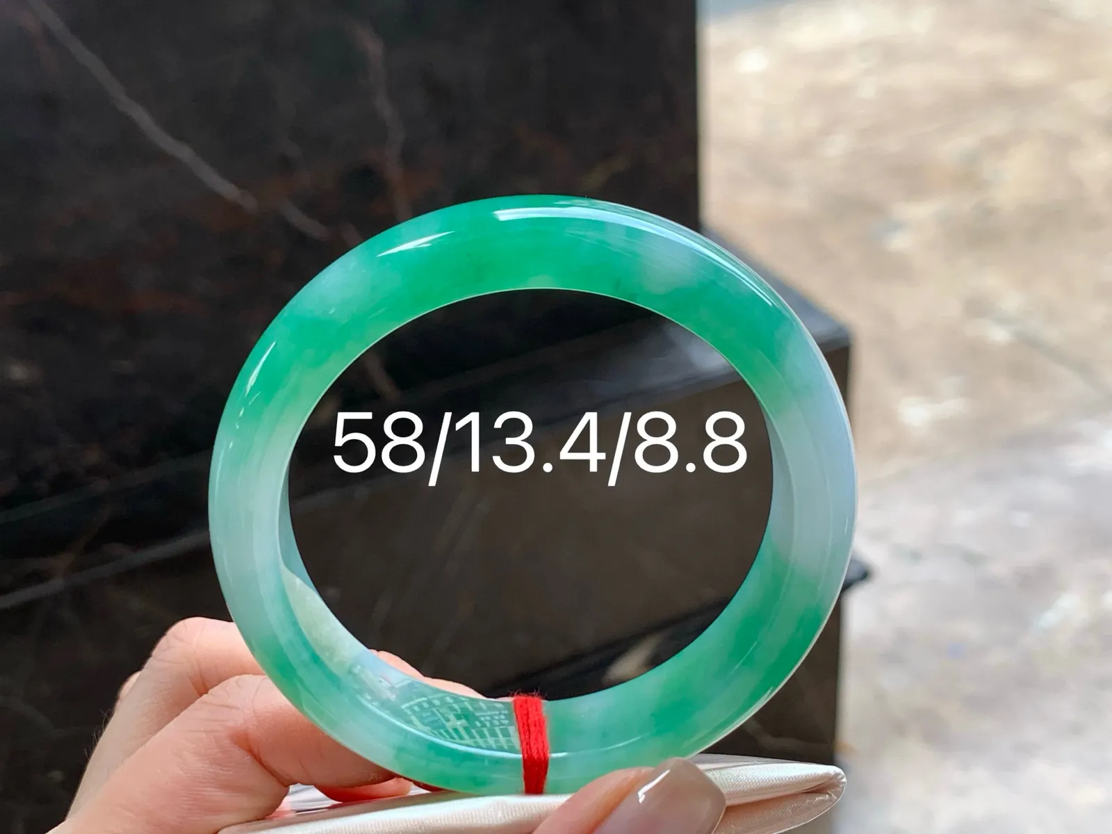 带色手镯
水润58/13.4/8.8mm