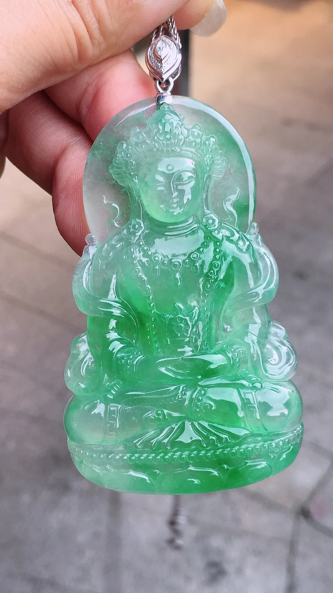 阳绿渡姆吊坠，色泽艳丽，玉质细腻，荧光感超
强，饱满圆润，气质满满。18k
金豪华镶嵌