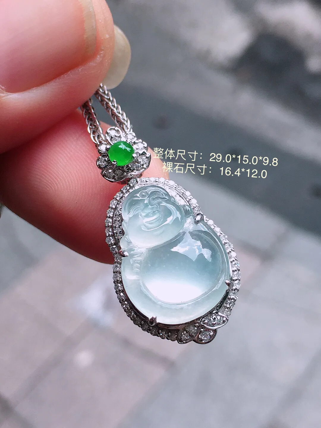 冰种佛公吊坠，玉质细腻，荧光感超
强，饱满圆润，气质满满。18k
金豪华镶嵌