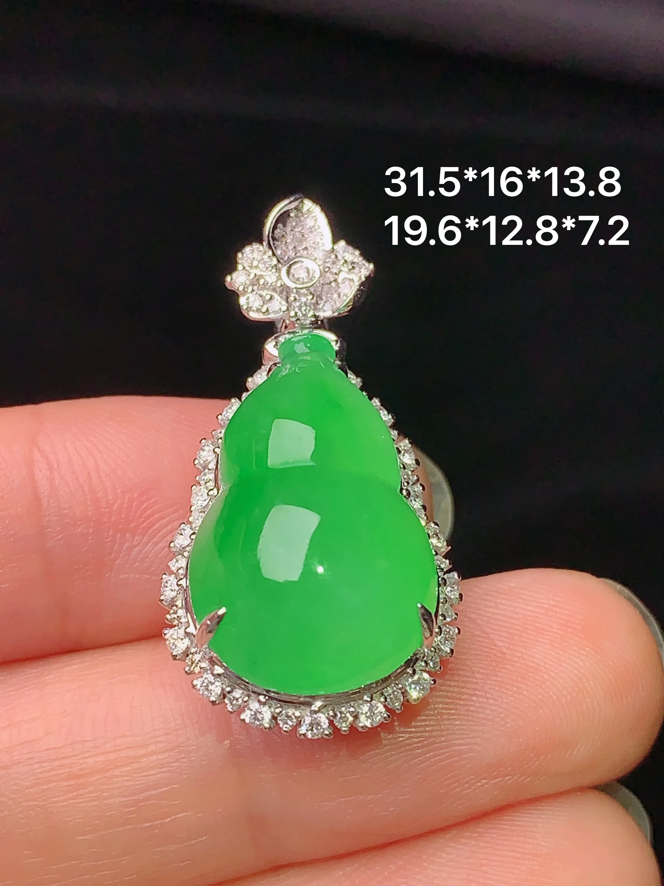18k金钻镶嵌翠绿葫芦吊坠 玉质细腻 水润亮眼 色泽艳丽 整体尺寸31.5*16*13.8