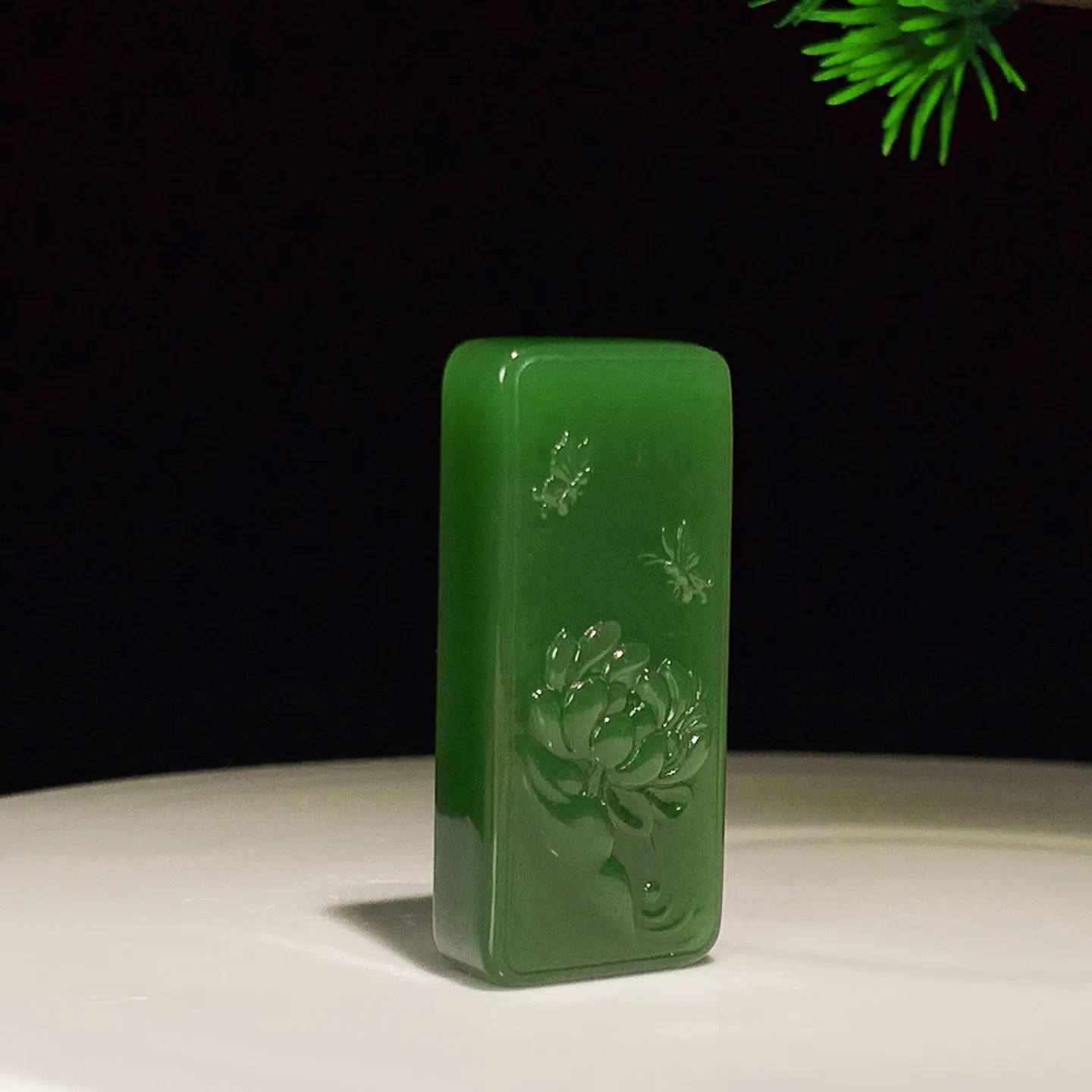 和田玉阳绿俄罗斯碧玉花开富贵蝶恋花挂件 尺寸44/20/9重22克 玉质细腻油润 底色纯净 脂粉好，