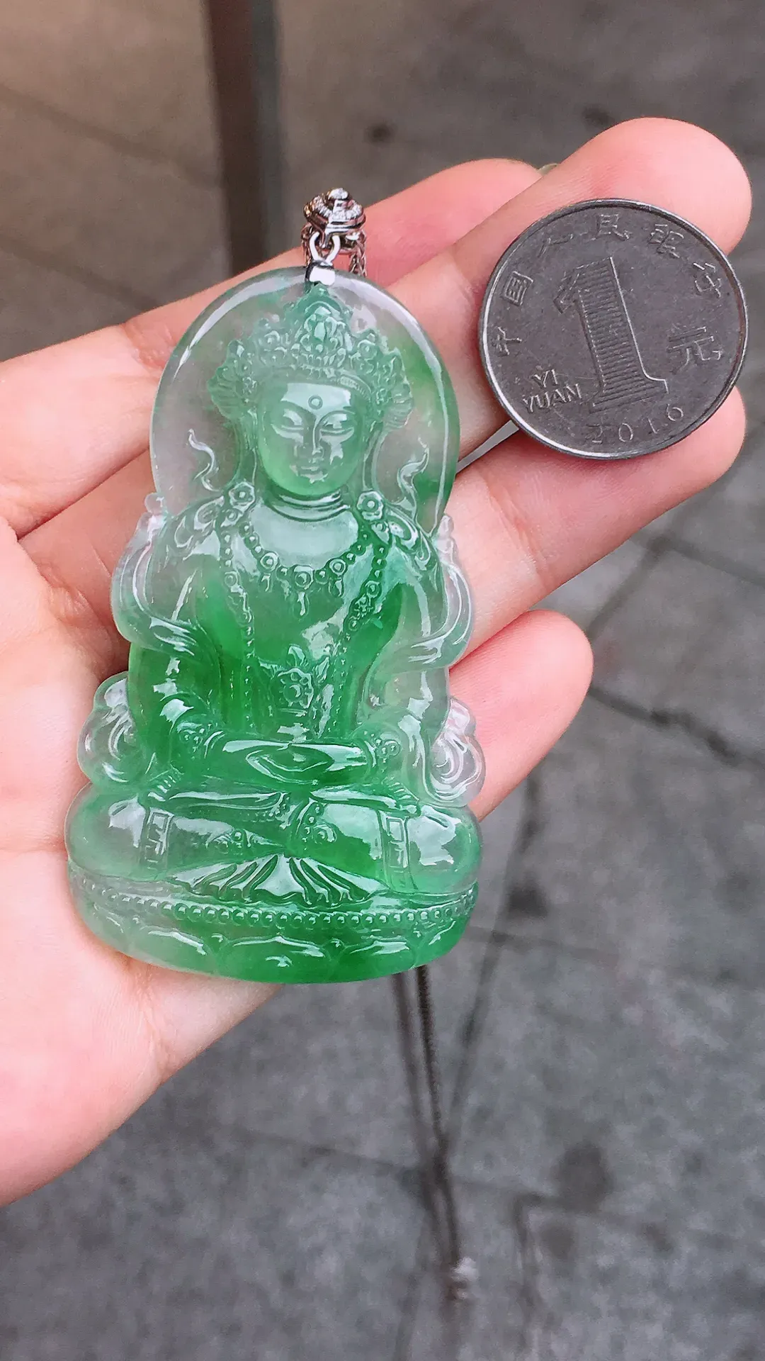 阳绿渡姆吊坠，色泽艳丽，玉质细腻，荧光感超
强，饱满圆润，气质满满。18k
金豪华镶嵌