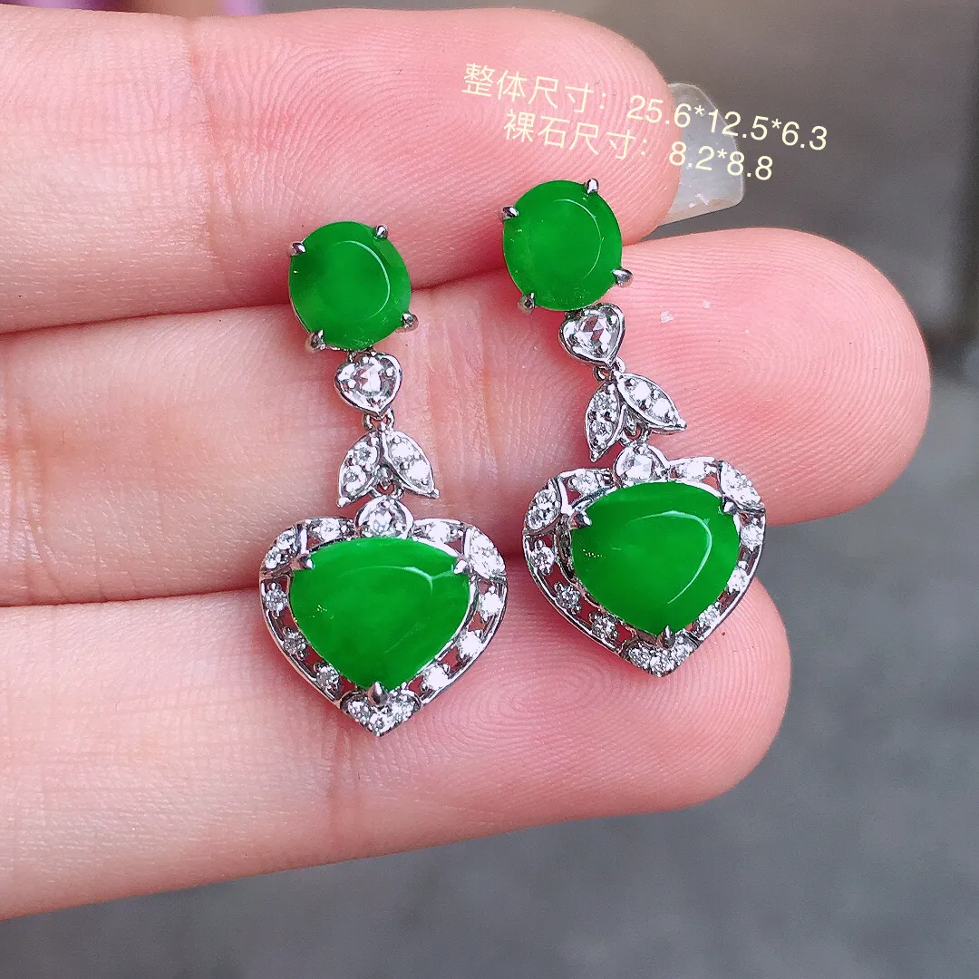 阳绿二合一耳坠，色泽均匀艳丽，玉质细腻，荧光感超
强，饱满圆润，气质满满。18k
金豪华镶嵌