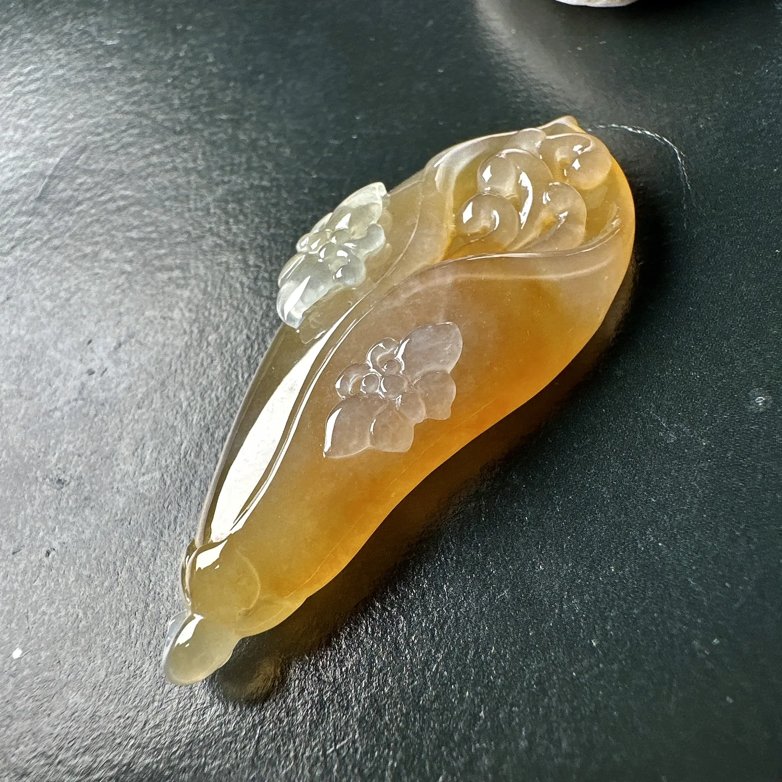 【冰种黄翡玉兰花吊坠】质地致密细腻，品相上佳，色泽冰润通透