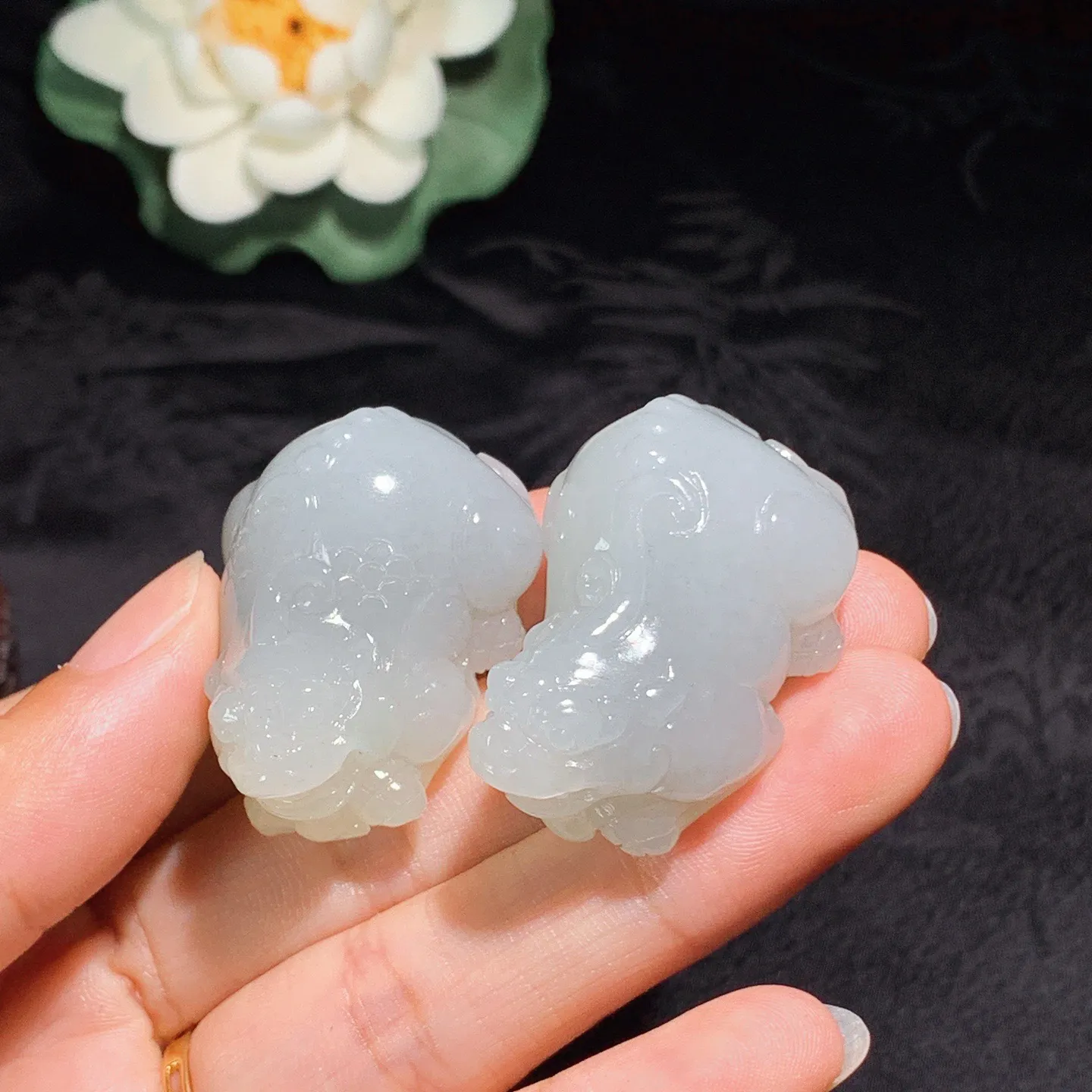 一对
和田玉白玉紫罗兰招财进宝貔貅挂件 尺寸36/27/21总重58克 玉质细腻油润 底色纯净 脂粉