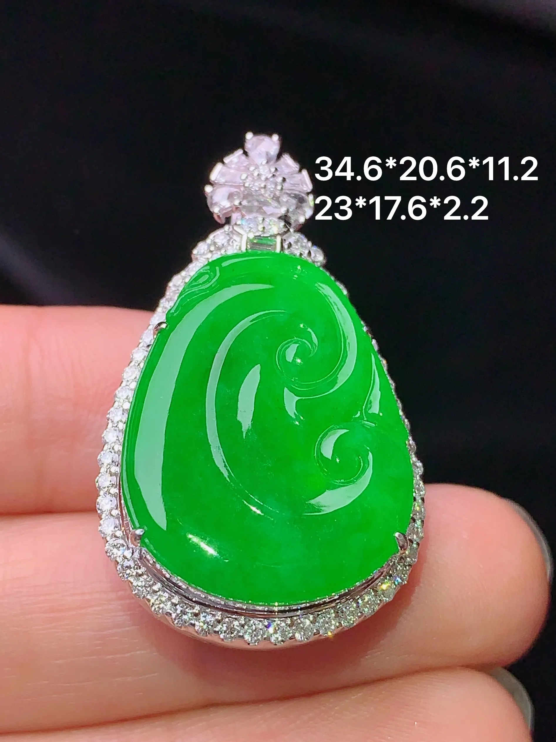 18k金钻镶嵌满绿如意吊坠 玉质细腻 水润亮眼 色泽艳丽 整体尺寸34.6*20.6*11.2