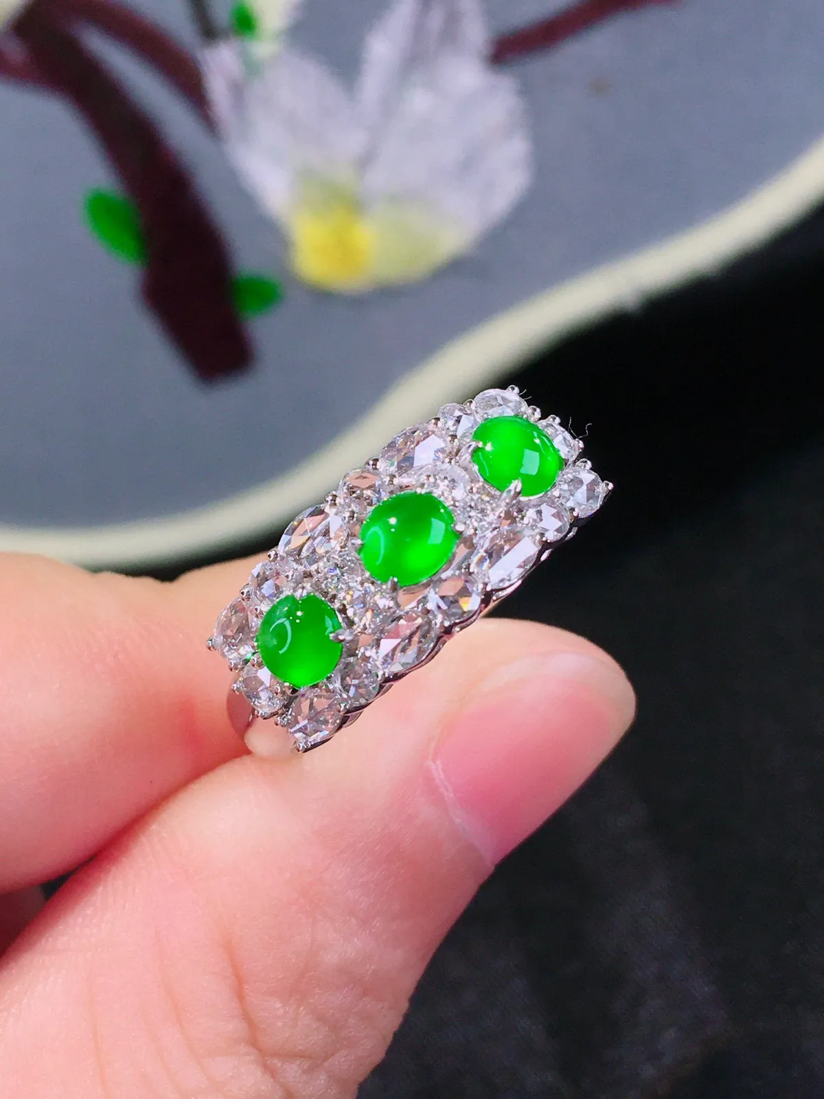 缅甸翡翠，满绿蛋面排戒，颜色靓丽，冰透水润，细腻起胶，料子清爽，完美，18K重金豪华镶嵌钻石