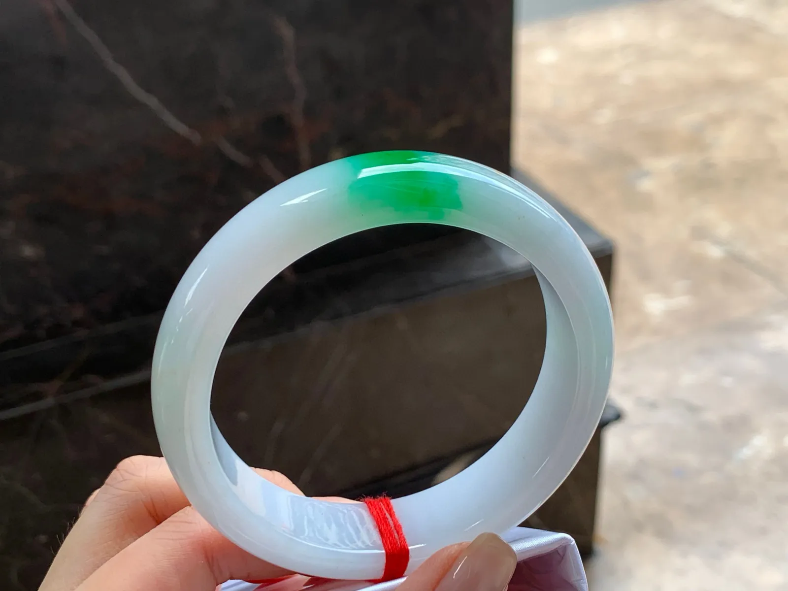 阳绿大圈手镯
细腻62.8/16.4/8.8mm