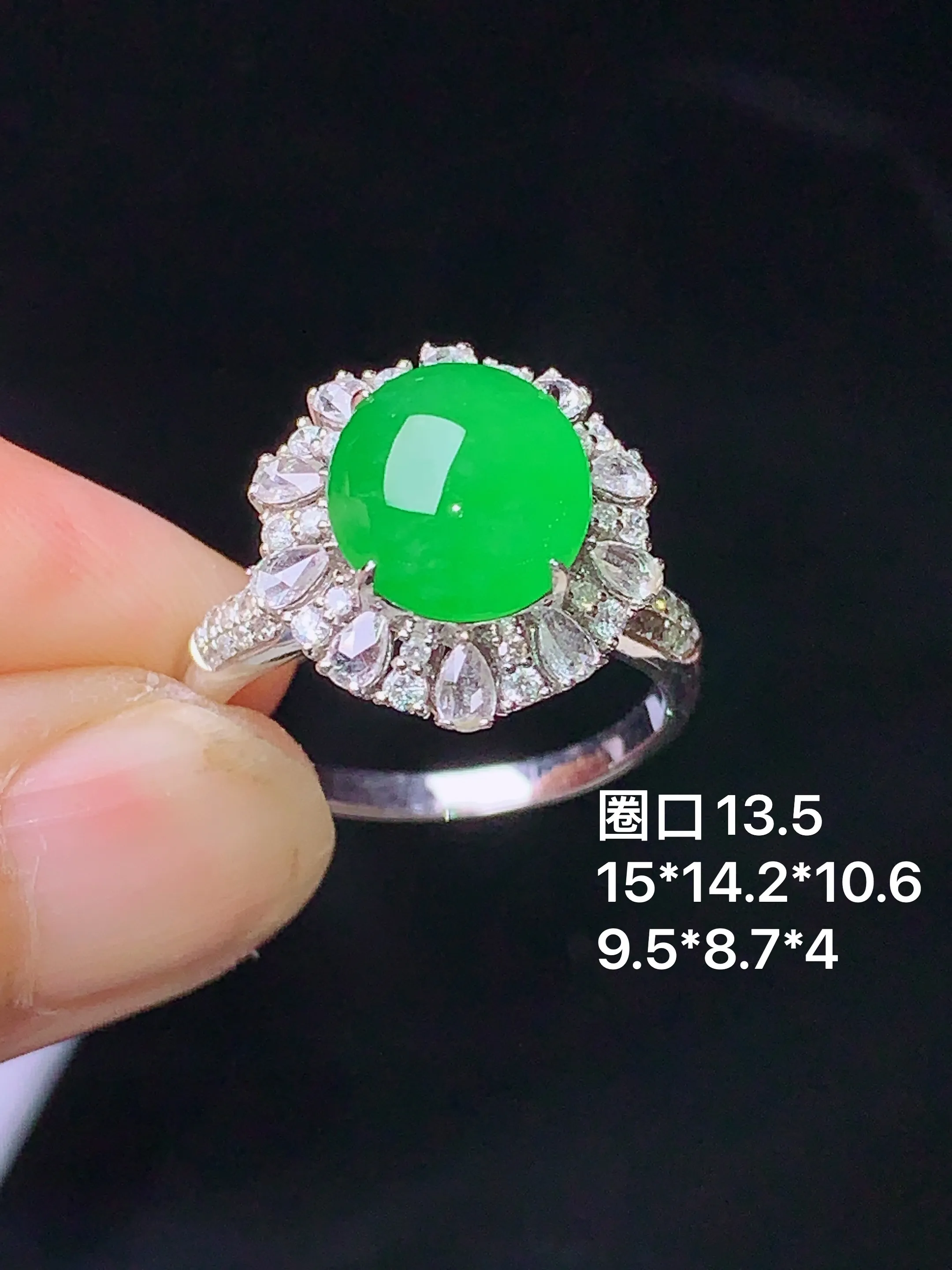 18k金钻镶嵌满绿蛋面戒指 玉质细腻 水润亮眼 圈口13 整体尺寸15*14.2*10.6