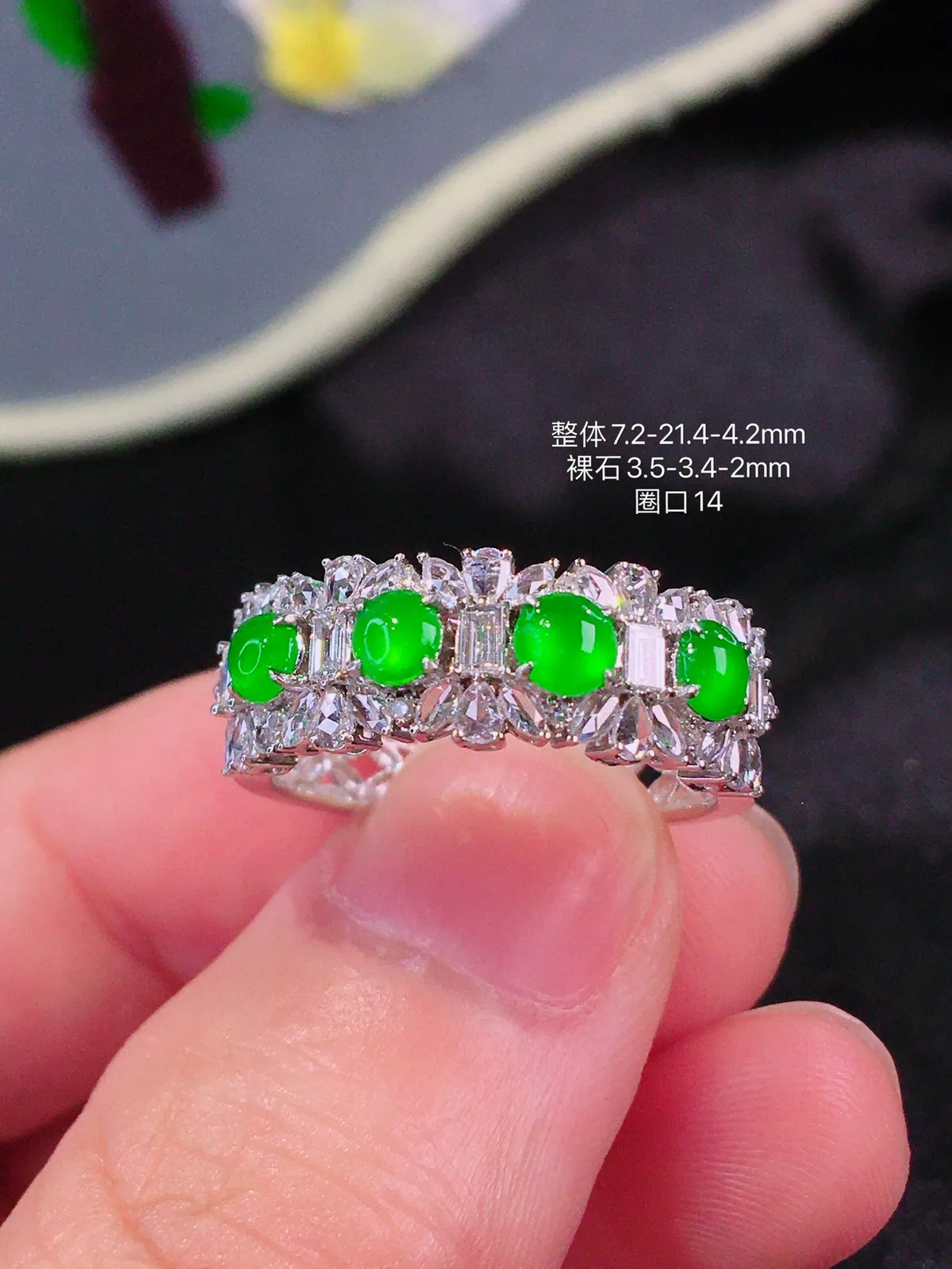 缅甸翡翠，满绿蛋面排戒，颜色靓丽，冰透水润，细腻起胶，料子清爽，完美，18K重金豪华镶嵌钻石